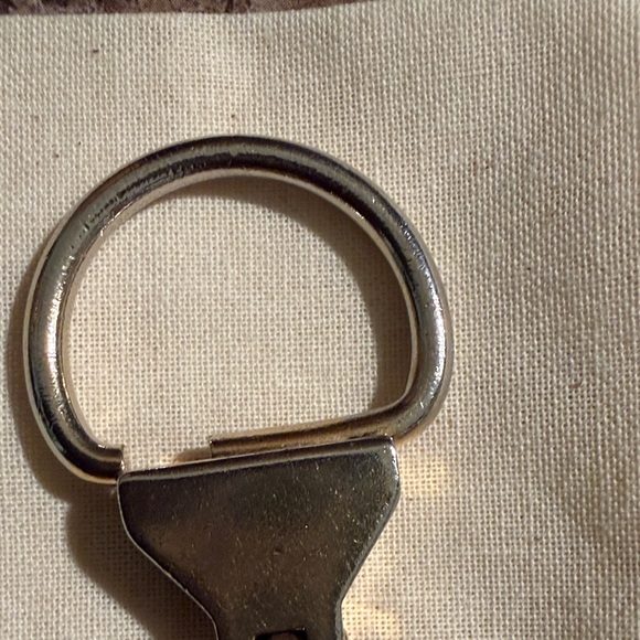 Gucci Gold Logo Keychain - Picture 4 of 5